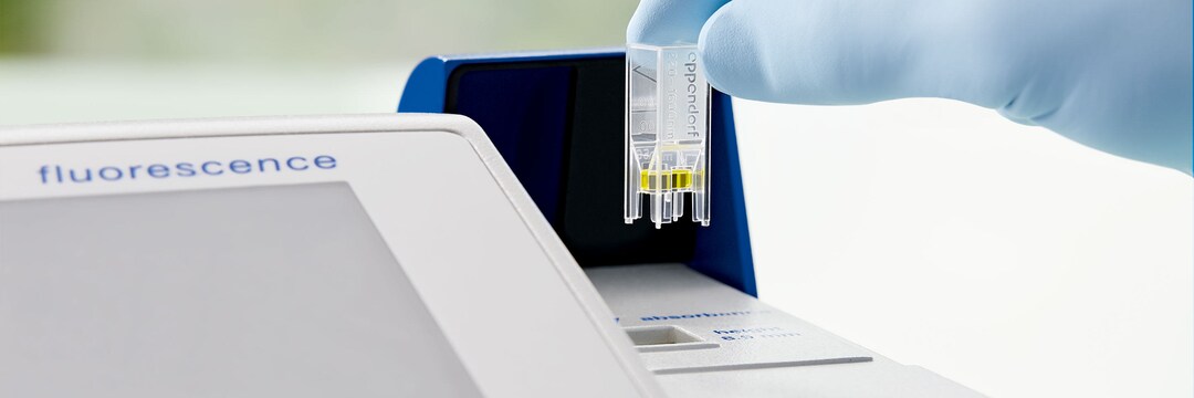 Scientist working with Eppendorf BioPhotometer and Uvette