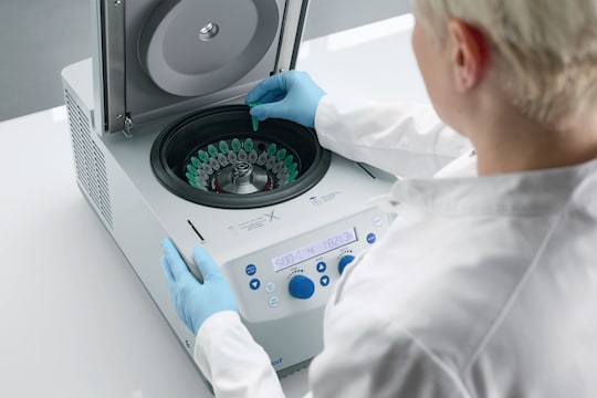 High-throughput microcentrifuge for up to 48 x 1.5/2 mL tubes