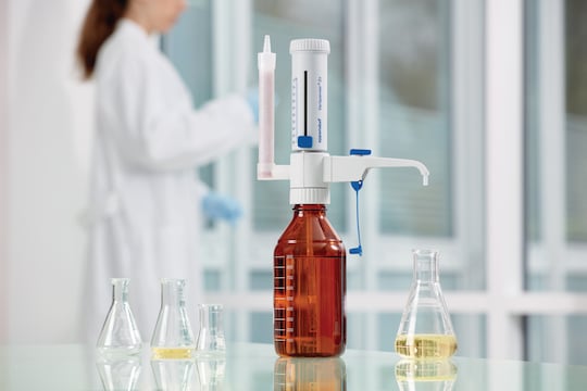 Bottle top dispenser, Varispenser 2x, woman in lab