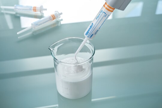 Dispensing skin cream with the ViscoTip_REG_ from Eppendorf