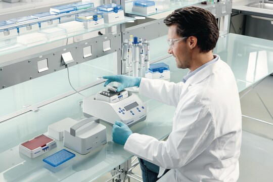 Lab scientist is working with Eppendorf_Thermostat C with SmartBlock PCR 384