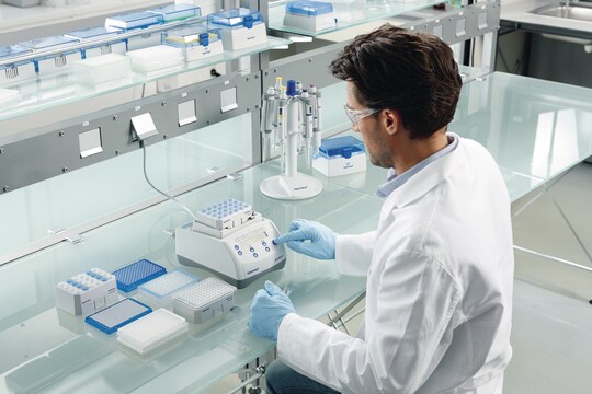 Lab scientist changes settings of Eppendorf MixMate instrument