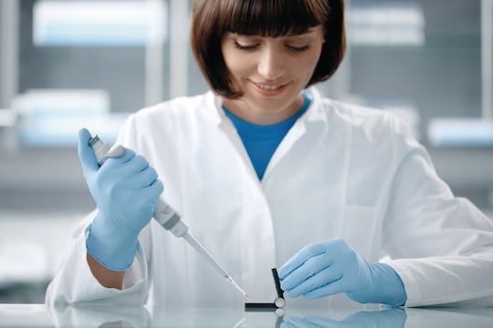 Scientist filling the Eppendorf µCuvette G1.0 with a sample
