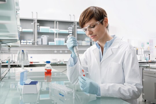 Laboratory technician using an Eppendorf Reference_REG_ 2 mechanical single-button pipette in the lab