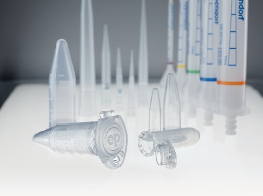 epT.I.P.S._REG__NBSP_LoRetention and ep_NBSP_Dualfilter_NBSP_T.I.P.S._REG_ LoRetention pipette tips alongside microtubes and combitips