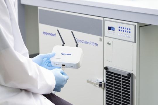 Scientist conncets Eppendorf CryoCube® F101h ULT freezer with sensor
