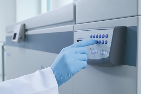 Eppendorf CryoCube® FC660h Ultralow temperature chest freezer (ULT) for longterm storage of sample, changing the settings
