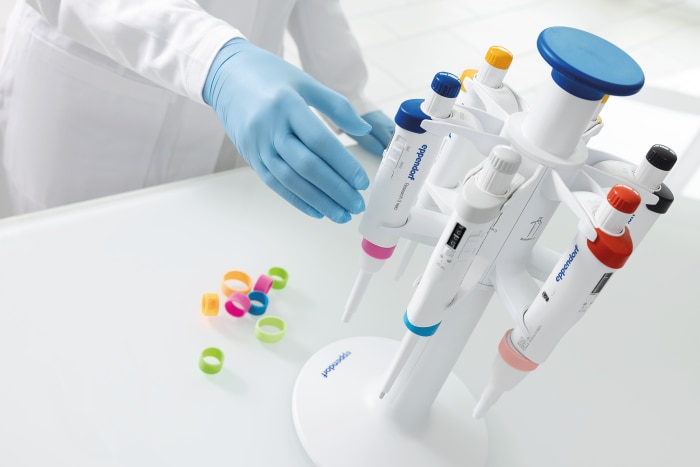 key_visual_research_3_neo_eppendorf_research_3_neo_single_channel_pipette_volume_variety_on_pipette_carousel_2_with_colortag_mar