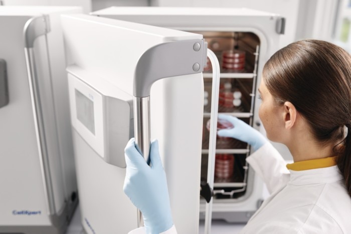 lab_scene_c170i_model_opening_door_wide_back_robust_and_ergonomic___cmyk