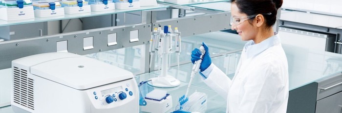 csm_hub_centrifuge5427r_woman_pipetting_lab_2880x960
