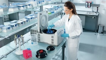 promo_5430r_labscene_woman_920x518