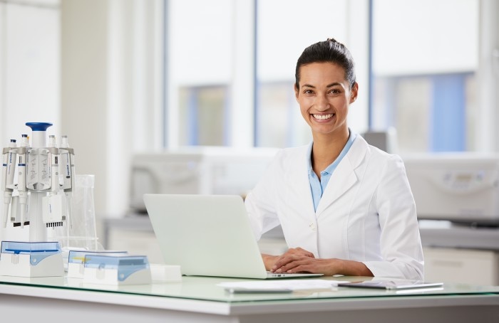 des femmes dans un laboratoire, devant un ordinateur portable