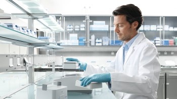 1460_822px_thermomixer_c_man_in_lab_4___cmyk