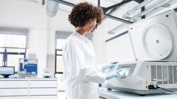 1460_822px_lab_scene_centrifuge_5910_ri_lab_scene_1