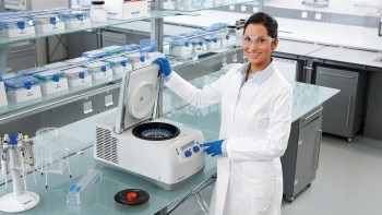 1460_822px_people_lab_scene_centrifuge_5427_r_labor_3