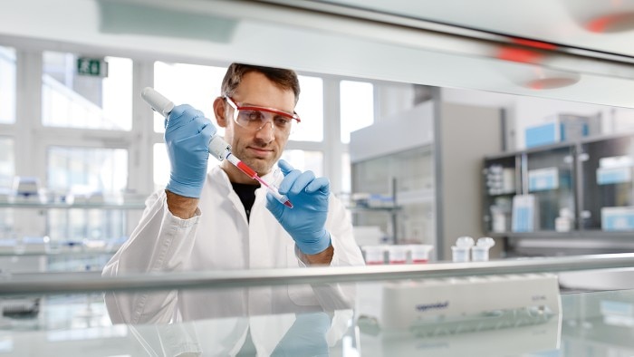 1460_822_multipette_m4_lab_scene_with_man