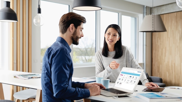 765087_office_scene_office_staff_laptop_39