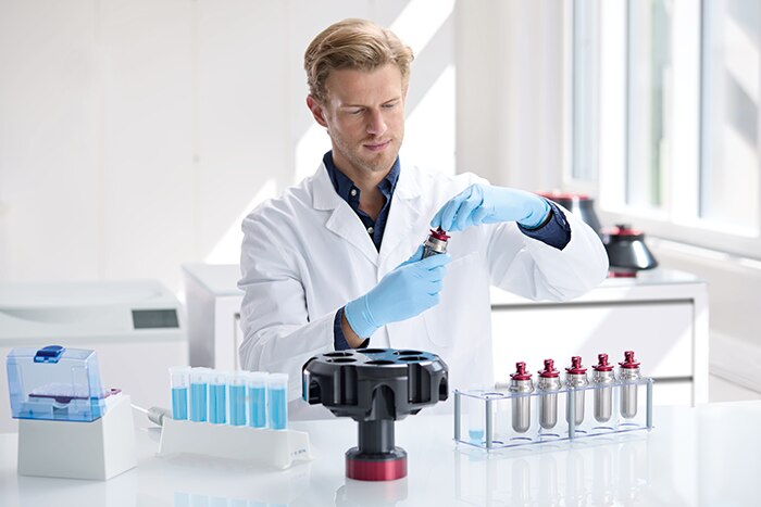rotor_r25st_man_closing_bucket_lab_scene_700x467px