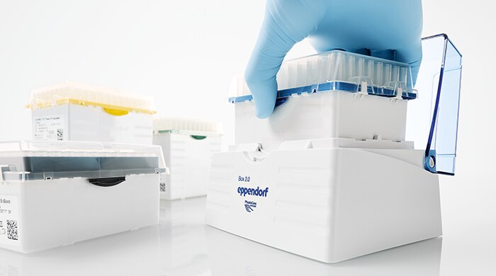 eptips_biobased_sterile_reloads_insertion_with_hand_700px_1