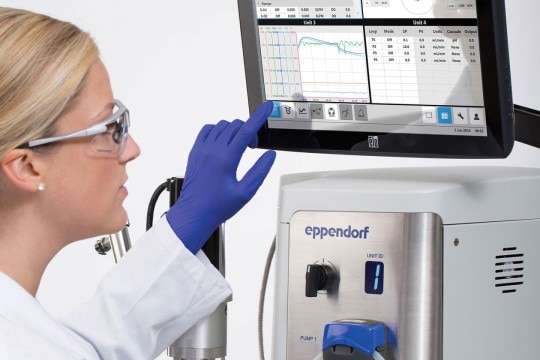 Best practice for bioprocess programming. Scientist programs a bioprocess system of Eppendorf by benefiting from the intuitive and erginomic interface.