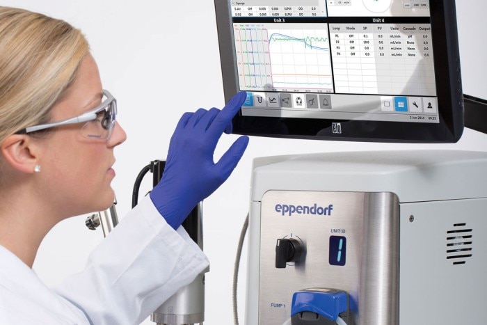 Best practice for bioprocess programming. Scientist programs a bioprocess system of Eppendorf by benefiting from the intuitive and erginomic interface.