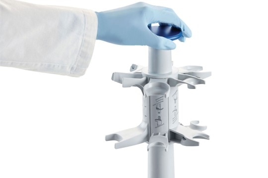 Comfortable handle for your pipette carousel. A scientist lifts an Eppendorf pipette carousel.