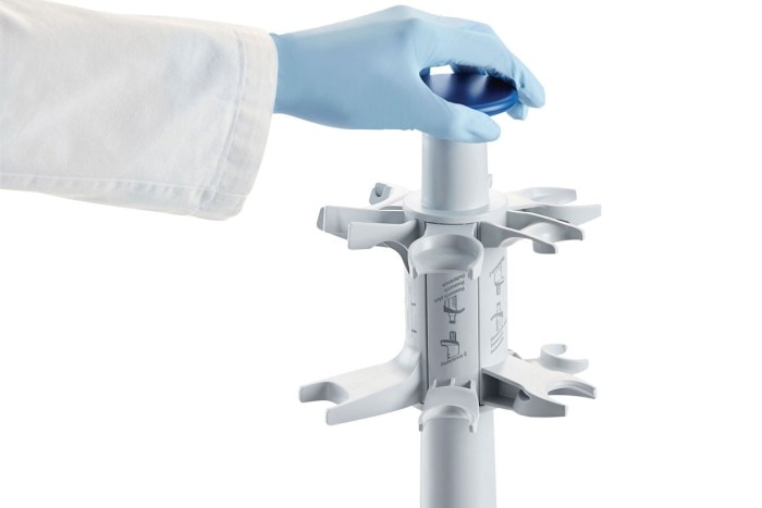 Comfortable handle for your pipette carousel. A scientist lifts an Eppendorf pipette carousel.