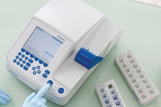 Guided handling for easy photometric measurements A scientist uses the Eppendorf BioSpectrometer kinetic and a variety of cuvettes next to him.