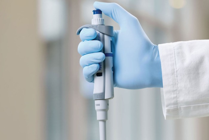 Comfortable handle for your pipette carousel. Ergonomic design of the Eppendorf pipette fits to the human hand.