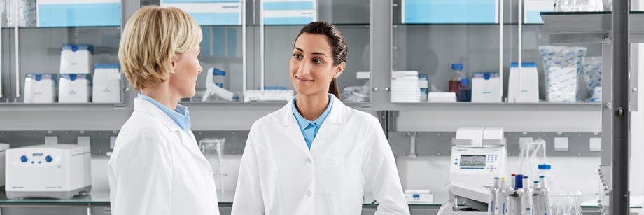 PhysioCare Concept® - Ergonomic lab workflows Two female scientists in the lab for ergonomic lab workflows