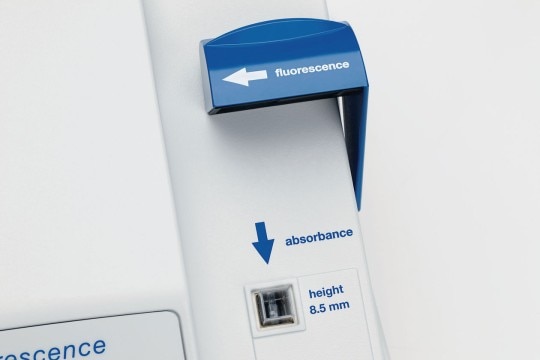 The right cuvette positioning Close-up of the indications printed on a Eppendorf BioSpectrometer® fluorescence to position the cuvette correctly.