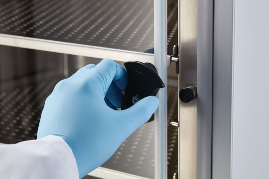 PhysioCare Concept® - Cell Culture A scientist is opening the door of a CO2 incubator.