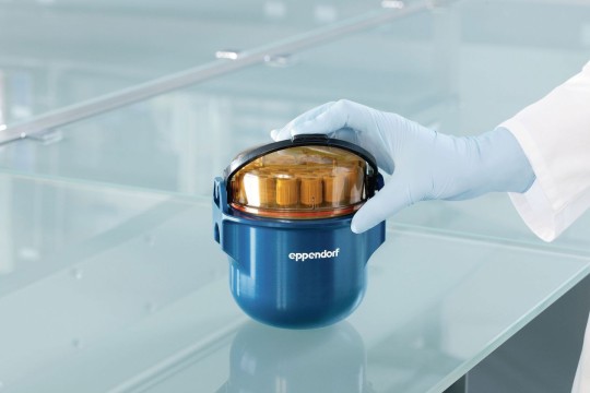 PhysioCare Concept® - Centrifuges Aerosol-tight rotor bucket with the label of ´Eppendorf´.