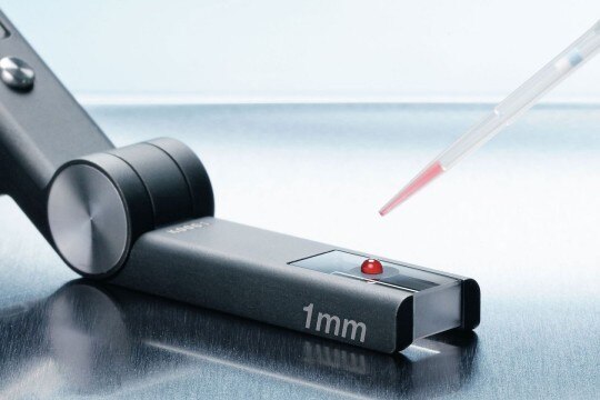Get a high-value sample drop The guided touchdown, supported by hydrophobic surface coating on quartz glass to place the sample drop in a cuvette for photometric detection.