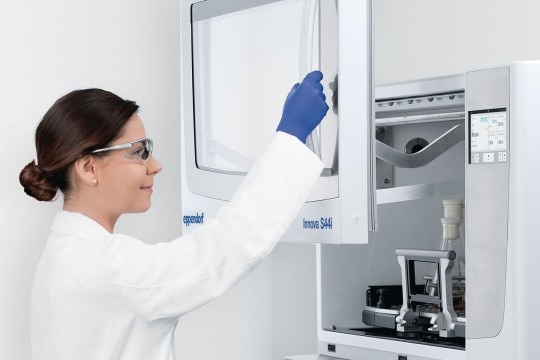 Comfortable access to sample flasks Female scientist opens the door of the Eppendorf Innova S44i lab shaker.