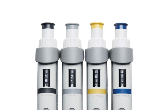Comfortable handle for your pipette carousel. The upper part of different pipettes, symbolizing the different volume classes by their individual color code for easy handling.