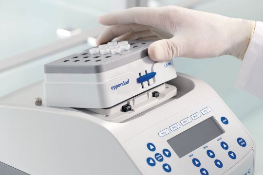 PhysioCare Concept® - Mixing and Heating Scientist exchanges thermoblock of an Eppendorf Thermomixer instrument.