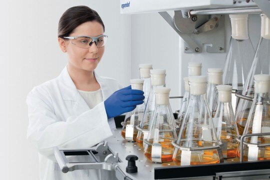 Comfortable access to sample flasks Scientist handles some sample flasks by easily pulling out the shaker platform.