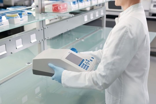 PhysioCare Concept® - Mixing and Heating A scientist is holding an instrument in the laboratory.