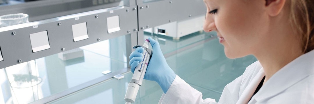 Comfortable handle for your pipette carousel. A female scientist using a Research Plus pipette by Eppendorf.
