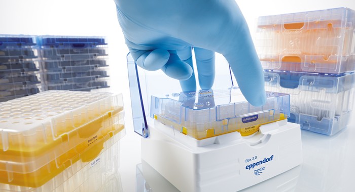 epT.I.P.S.® system is a plastic-saving refill system with reusable box firstspirit_1647335399106ept_i_p_s__box_2_0_reloads_inserting_reload_into_the_box__920px
