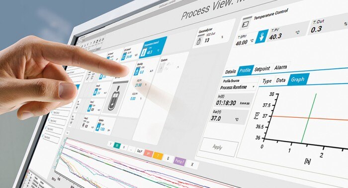 Person entering bioprocess parameters firstspirit_1647335399106process_analytics_in_bioprocess_920px