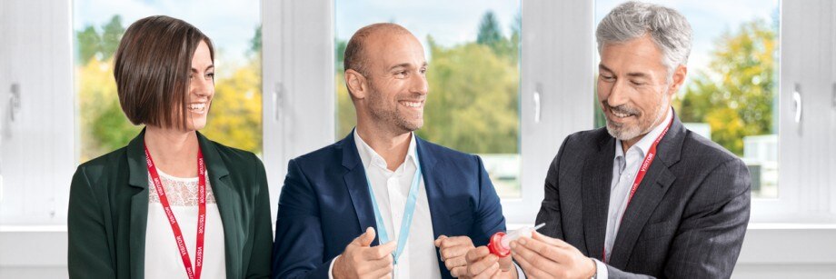 Eppendorf representative talking about customized solutions, OEM products and OEM consumables by Eppendorf as original equipment manufacturer in an OEM partnership. OEM Partnership: Three people talk about OEM products.
