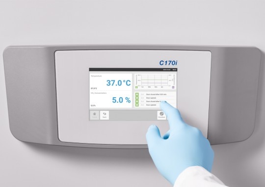 The VisioNize touch interface supports the smart cultivation of the Innova S44i biological shaker Woman in the laboratory is changing the settings of the biological shaker Innova® S44i via the VisioNize touch interface