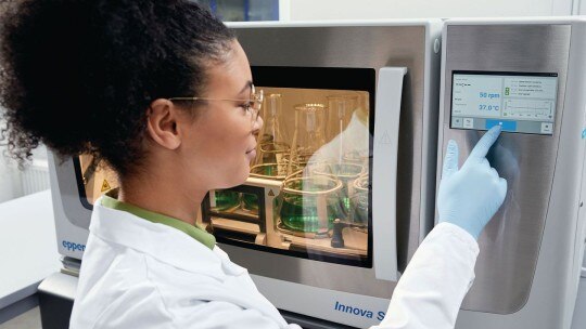 The VisioNize touch interface supports the smart cultivation of the Innova S44i biological shaker Woman in the laboratory is changing the settings of the biological shaker Innova® S44i via the VisioNize touch interface
