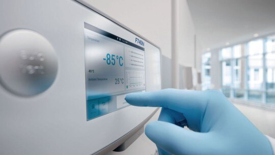 Check the temperature of your smart freezer with VisioNize® touch interface directly on site. The VisioNize touch interface of the CryoCube® F740hi freezer allows monitoring on site of the device