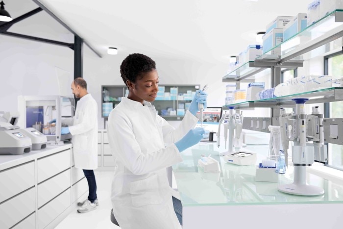 people_lab_scene_xplorer_plus_female_scientist_usi___cmyk_1