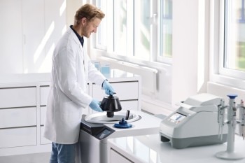 1407950_people_lab_scene_centrifuge_cp100nx_lab_scene_man_with_rotor___cmyk