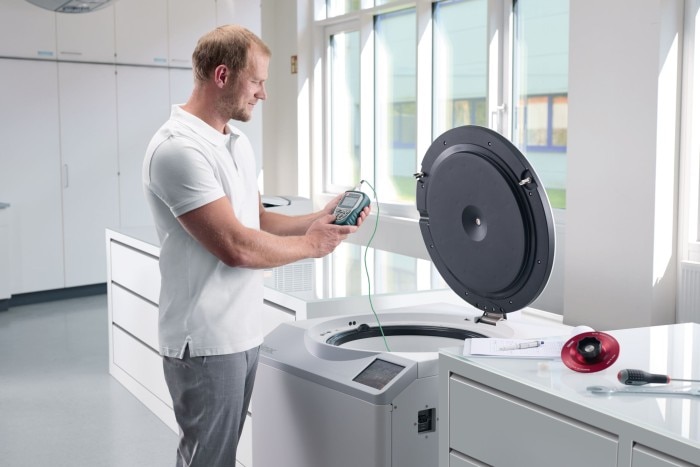 people_lab_scene_centrifuge_cr30nx_service_temperature_measurement___cmyk