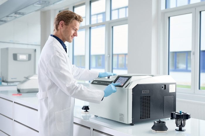 eppendorf_se_press_image_lab_scene_centrifuge_cs150nx_1